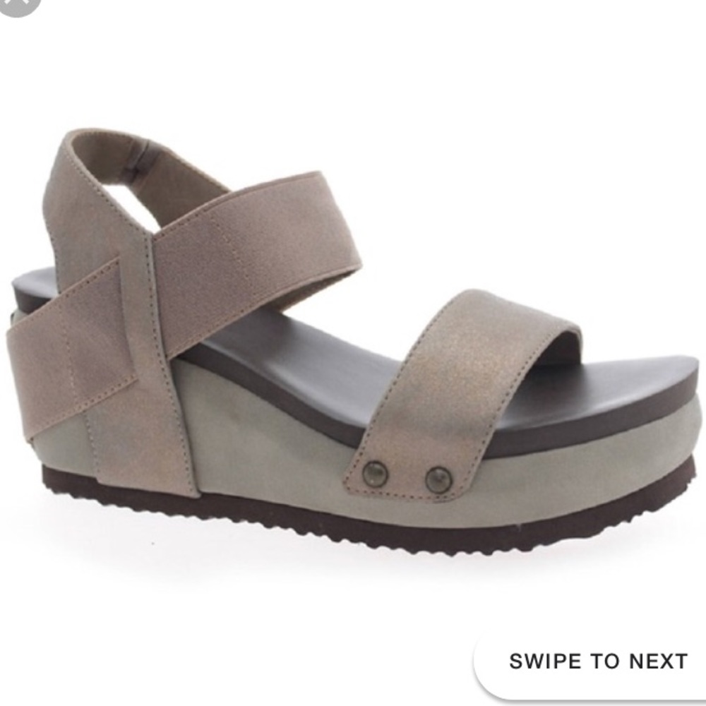 NWOT Hocus Pocus Wedge Sandals